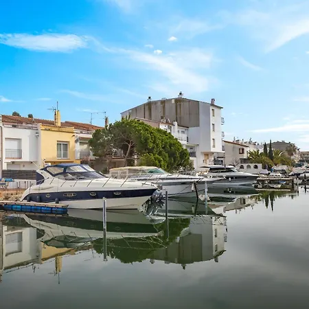 Holiday home Encantadora Casa En Canales Empuriabrava